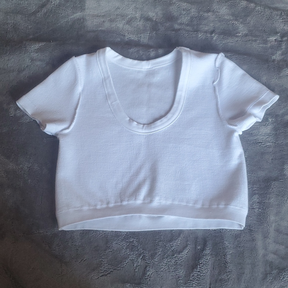 NWOT ALO YOGA SEAMLESS RIBBED CROPPED SHORT SLEEVE SERENE TOP ;SZ : LARGE - Picture 9 of 10